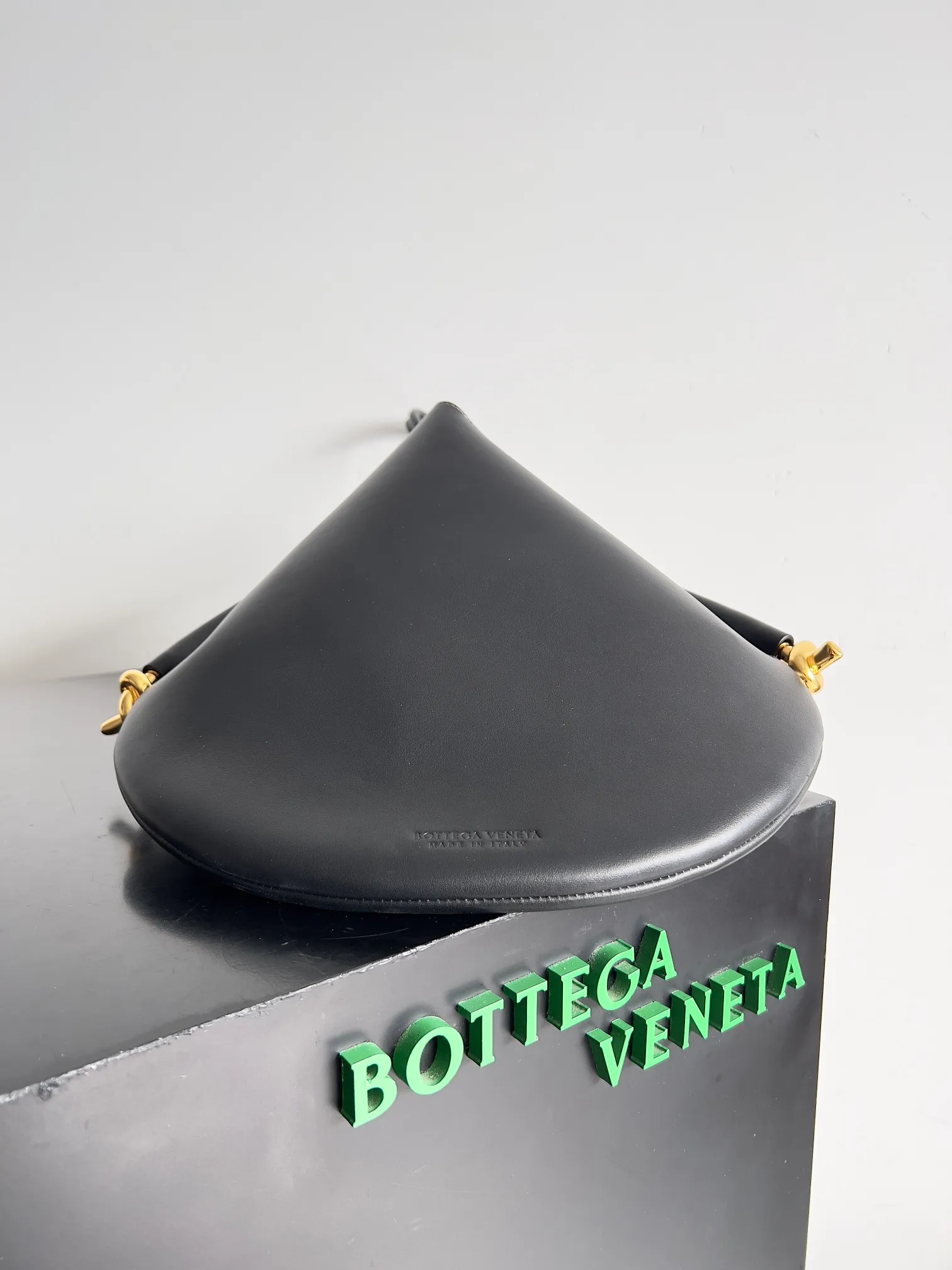 Batch 2060 BOTTEGA VENETA's new medium-sized SOLSTICE shoulder bag for women, B Art Aesthetics II is extremely simple and time aesthetics. Bottega Veneta Solstice. Pays tribute to the infinity of time and nature. It uses the iconic intrecciato leather weaving process and Knot elements to tell the perfect integration of time, astronomy, design language, humanity and craftsmanship, presenting a fashion full of story-telling. Style number: 794999 Size: 44*37*2cm